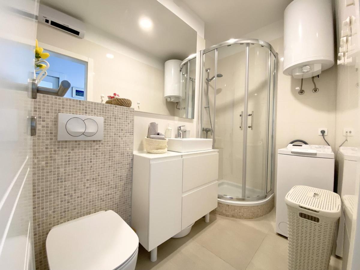 White 5 Split Exterior foto