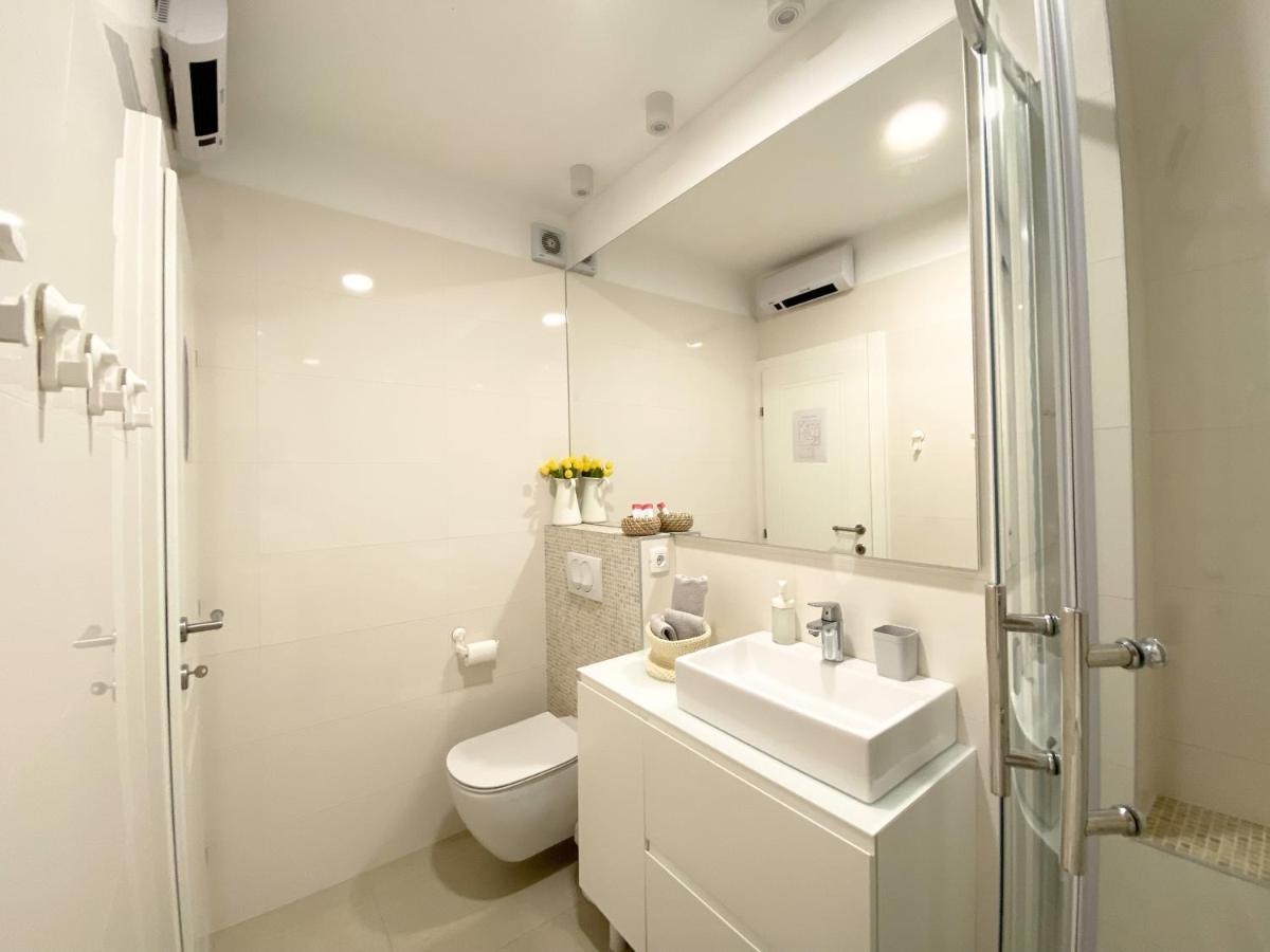 White 5 Split Exterior foto