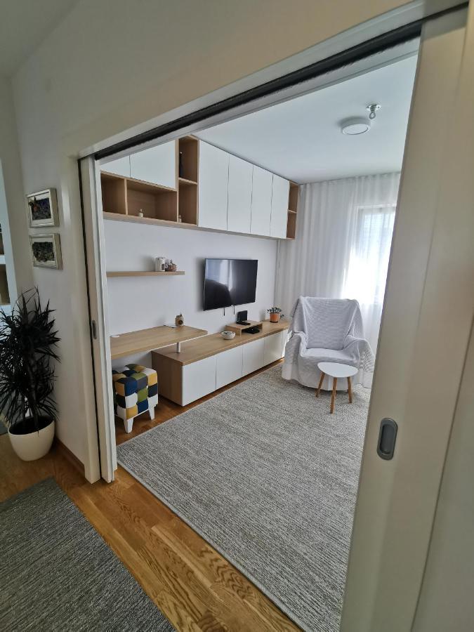 White 5 Split Exterior foto